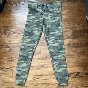 American Eagle Camo plush leggings